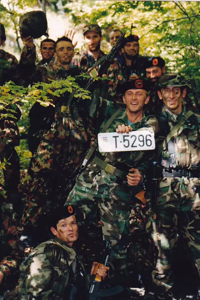 Dritoni me bashkëluftëtarët pas Aksionit Feniks, shtator 1998